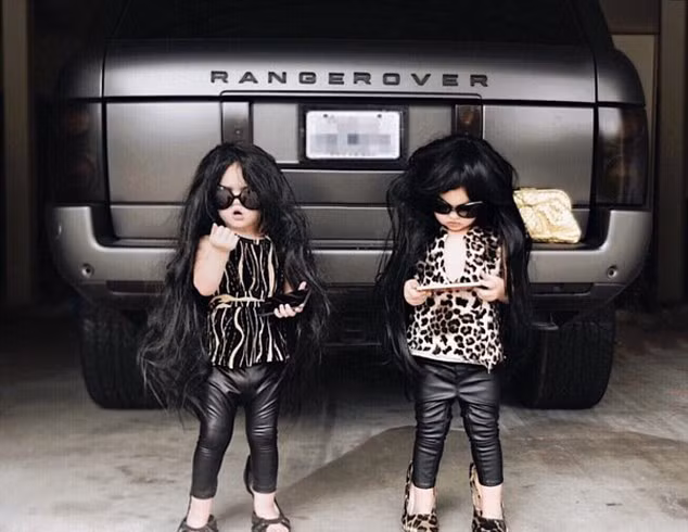 Emma và Mila được hóa trang thành Kardashian. Cặp song sinh mặc áo da báo và quần da màu đen bó chặt, đi giày cao gót, đeo kính màu đen, tóc xoăn dài màu đen và tỏ vẻ rất sành điệu.