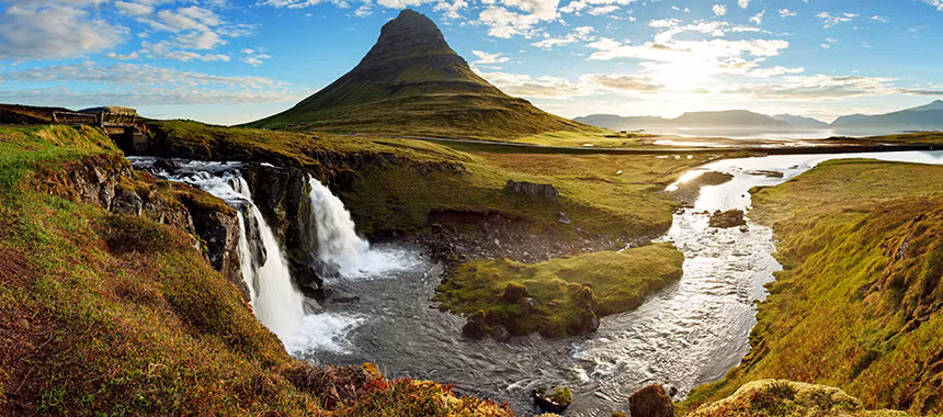 Iceland là quốc gia đầu tiên có một thủ tướng đồng tính công khai và vào tháng 6/2010, nơi đây đã hợp pháp hóa hôn nhân đồng tính. Kể từ đó, các cặp vợ chồng đồng tính có thể thoải mái du lịch ở đây.