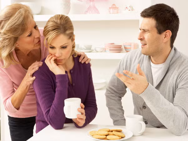 Và nếu nó gây tổn hại đến vợ của mình, người đàn ông cũng phải có trách nhiệm lên tiếng bảo vệ vợ mình. Ảnh: Boldsky.