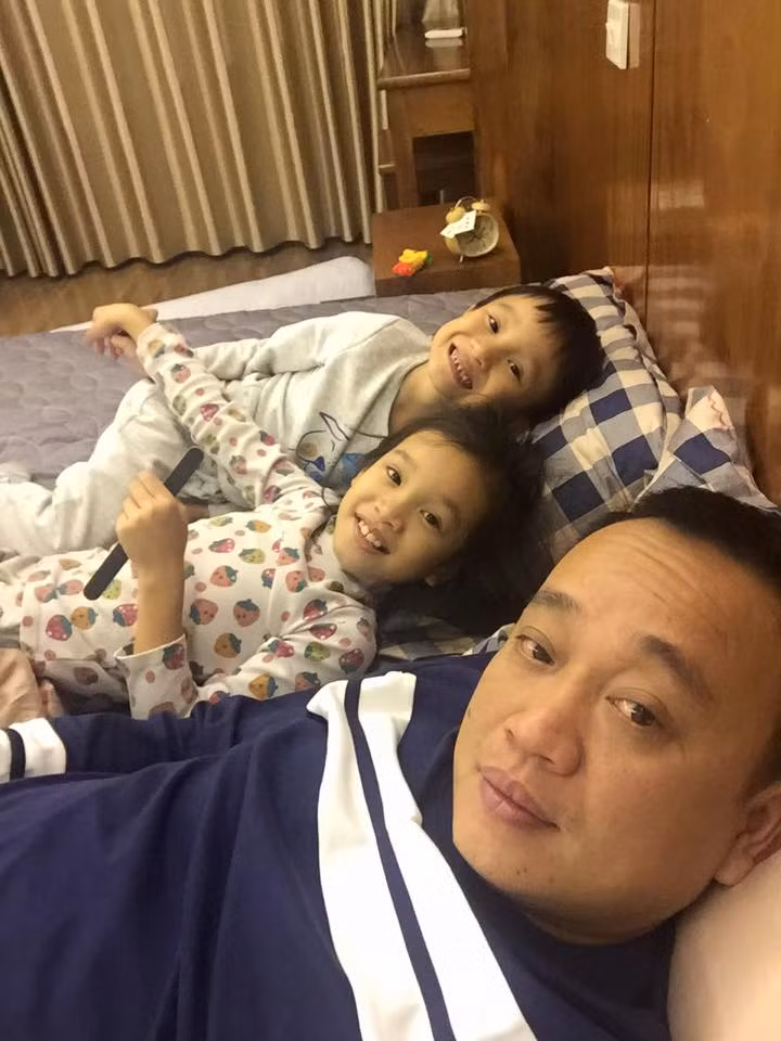 Về ông bố đơn thân Hà Cường, anh năm nay 36 tuổi, hiện đang sống và làm việc tại Ninh Bình, anh Cường làm kinh doanh nên khá chủ động về việc sắp xếp thời gian chăm sóc các con. Cùng với đó, nhờ tài buôn bán ông bố trẻ cũng có cơ ngơi đồ sộ, kinh tế vững chắc để chăm lo đầy đủ cho 3 con cuộc sống đầy đủ.