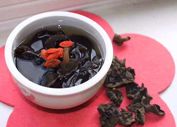 Món canh mộc nhĩ: Theo Đông y, đây là món ăn giúp trị rối loạn tiền đình rất tốt. Bạn ngâm mộc nhĩ cho nở ra sau đó rửa sạch rồi thái chỉ, thịt nạc thái mỏng. Cho tất cả các nguyên liệu vào nồi nấu cùng với 600ml nước, đun sôi rồi vặn nhỏ bếp để hầm đến khi còn lại khoảng 200ml là được. Nếu bạn dùng nồi áp suất thì cho lượng nước ít hơn vì đun nồi áp suất không bị cạn nước. Ảnh: phununet.com.