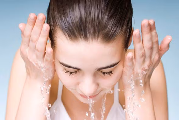  Sữa rửa mặt dịu nhẹ: Bước sang tuổi 30, làn da trở nên thô ráp hơn và lượng dầu tiết ra trên da cũng ít đi. Chính vì vậy, dù là sữa tắm, sữa rửa tay, sản phẩm tẩy trang, hãy luôn dành sự ưu tiên cho sản phẩm có nguồn gốc tự nhiên. Đặc biệt với sữa rửa mặt, bạn nên chọn các sản phẩm dịu nhẹ không hạt dành cho buổi sáng và kem rửa mặt có nồng độ pH tự nhiên để giữ độ ẩm cho da. Ảnh: Cachlam9.com.