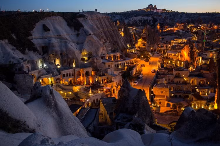 Nevsehir, Thổ Nhĩ Kỳ. Được biết đến là khu du lịch Cappadocia. Những ngôi nhà ở đây được xây dựng trong một thung lũng giữa các vách núi. Có những ngôi nhà còn chìm sâu trong vách đá.