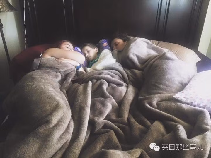 Con đã không thể hát, không thể nhảy múa, thậm chí là không thể nói với mọi người rằng con yêu họ biết nhường nào vào mỗi sớm mai thức dậy. (Ảnh chụp ngày 6/6/2016)