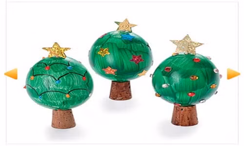 Cây thông noel trên bàn làm việc. Những cây thông này đòi hỏi tỉ mỉ và khéo léo nhưng thành quả sẽ gây bất ngờ. Chỉ cần bạn giữ vỏ trứng khoảng 90% không bị nứt nẻ là trên bàn làm việc hoặc con bạn cũng đã có đồ chơi nhân lễ giáng sinh.