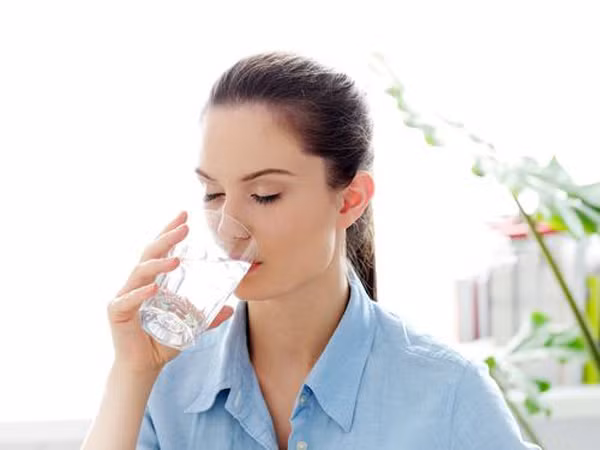 Uống nhiều nước giúp cơ thể tạo được độ ẩm bên trong lẫn bên ngoài bề mặt da, giúp làn da của bạn trông mịn màng và có sức sống hơn. Đó là bí quyết đầu tiên để bạn đẹp rạng rỡ dù không cần trang điểm. Ảnh: Blogtamsu.vn.