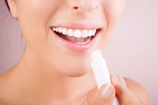 Hãy chăm sóc đôi môi của mình để giúp chúng có thâm xỉn cũng trở nên hồng hào. Một đôi môi luôn mềm mại, quyến rũ cũng giúp bạn có vẻ ngoài thu hút hơn rất nhiều. Ảnh: News.zing.vn.