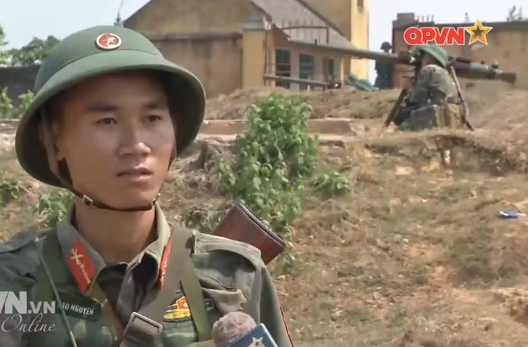 “Để làm tốt được việc chiếm lĩnh, các đồng chí trong khẩu đội phải chấp hành nghiêm khẩu lệnh, và làm đúng yếu lĩnh động tác, đồng thời là phải có thời gian rèn luyện để động tác nhuần nhuyễn hơn ạ”, chiến sĩ Trần Cao Nguyên - Khẩu đội trưởng Khẩu đội 2, Đại đội 2, Tiểu đoàn 15, Sư đoàn 312 cho biết. Nguồn ảnh: Kênh QPVN