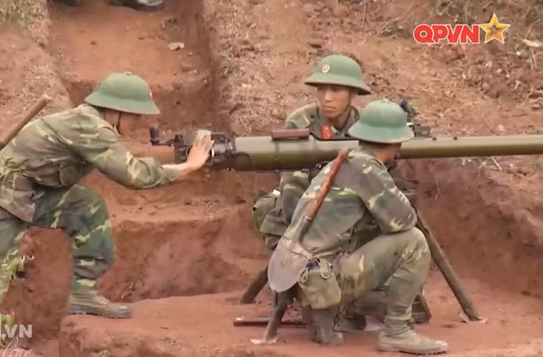 Đạn chống tăng với động cơ đẩy phản lực được phóng ra khỏi nòng súng bằng liều phóng với vận tốc ban đầu là 435 m/s, trên đoạn đầu của quỹ đạo đường đạn đạn SPG khởi động động cơ phản lực và tăng tốc lên đến 700 m/s. Nguồn ảnh: Kênh QPVN