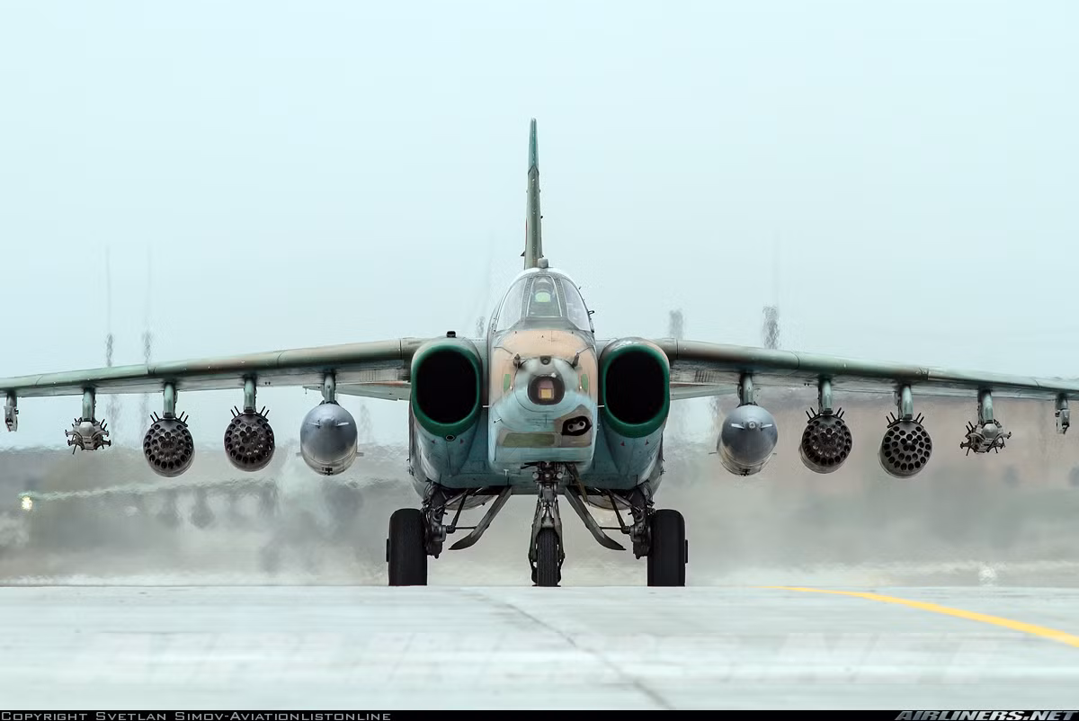 Su-25K là phiên bản xuất khẩu của dòng máy bay cường kích Su-25, hầu hết các mẫu đều được chế tạo tại nhà máy Tbilisi, Gruzia từ năm 1984-1989. Nó có khả năng mang được 4,4 tấn vũ khí các loại gồm các loại đạn rocket 57-340mm, các loại bom không điều khiển và cả tên lửa không đối đát như Kh-23, Kh-25. Để tự vệ khi cần, nó được trang bị thêm 2 đạn không đối không R-60, các phiên bản mới như Su-25SM mang được cả R-73. Nguồn ảnh: Airlines.net