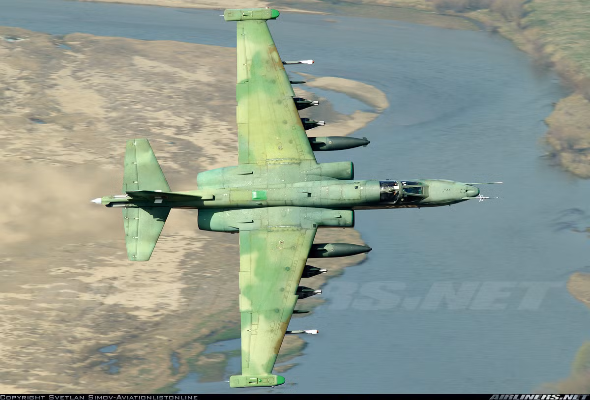 Vì phải làm nhiệm vụ không trợ ở tầm thấp, cho nên máy bay Su-25K được bọc giáp ở một số điểm trọng yếu như buồng lái phi công. Nguồn ảnh: Airlines.net