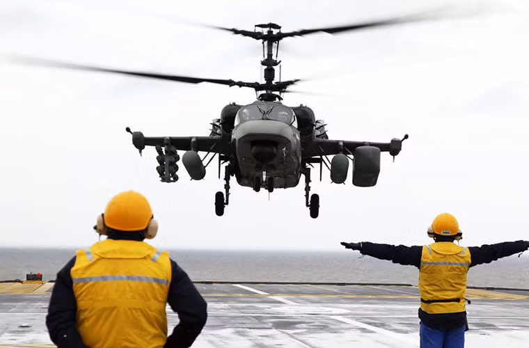Ngoài ra, tàu có hangar khổng lồ cùng sân bay lớn cho phép triển khai đến 12 máy bay trực thăng tấn công Ka-52K và các trực thăng săn ngầm Ka-27. Nguồn ảnh: Wikipedia