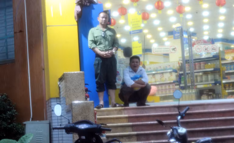 Người Hà Nội thoải mái trong mưa mát thay vì chịu không khí nóng nực, oi bức như những ngày vừa qua.