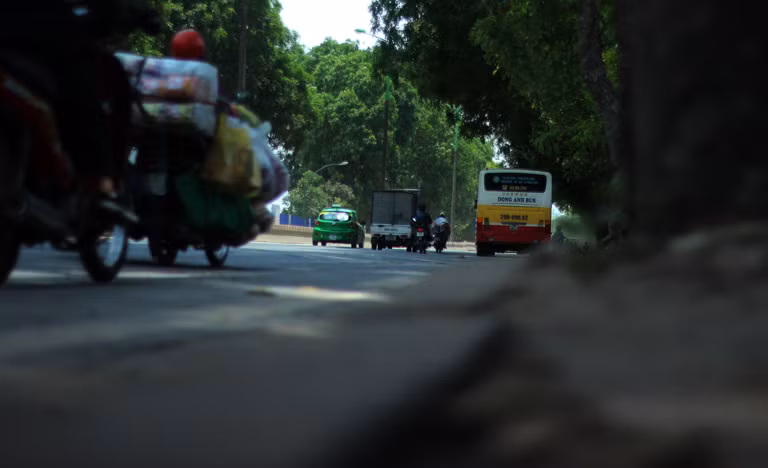 Dự án mở rộng đường vành đai 3 (đoạn từ cầu vượt Mai Dịch đến chân cầu Thăng Long) có tổng mức đầu tư 3.113 tỷ đồng, sử dụng vốn ngân sách. Tổng tuyến đường dài 5,5km được mở rộng mặt cắt ngang từ 56 lên 93 m, mỗi bên 6 làn xe cơ giới và 5 cầu vượt đi bộ.