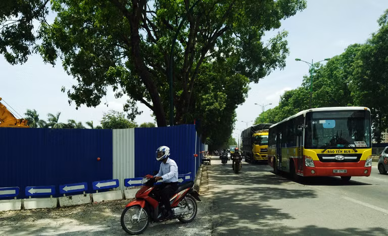 Để phục vụ cho việc thi công thuận lợi, đơn vị thi công đã dựng hàng rào tôn dọc hai bên đường Phạm Văn Đồng.