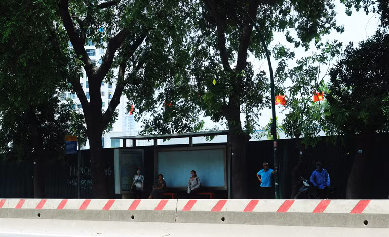 Hàng cây xanh dọc hai bên đường Phạm Văn Đồng tỏa bóng mát cho người Hà Nội những ngày nắng nóng.