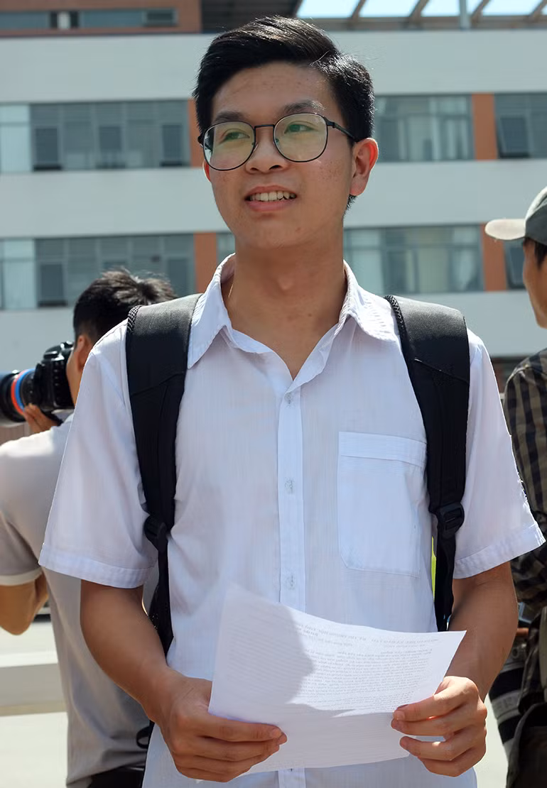 Đồng tâm trạng vui mừng, thí sinh Phạm Tiến Dũng (THPT Yên Hòa, Hà Nội) cho hay: "Đề đưa ra vừa sức chúng em, các câu hỏi đều căn thời gian nhất định để làm bài nên em không bỏ qua câu nào cả. Em khá ấn tượng với phần nghị luận được đưa ra trong đề vì cởi mở, gần gũi".