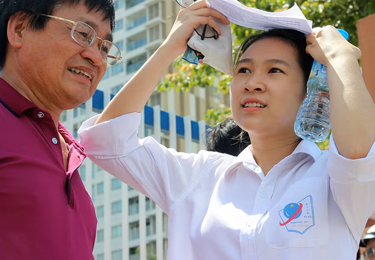 Nụ cười rạng rỡ của nữ sinh xinh xắn.
