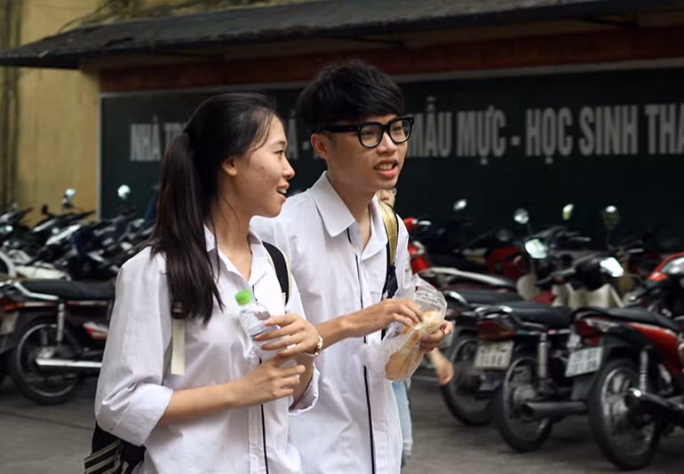 Đôi bạn vừa đi vừa chia sẻ và động viên nhau làm bài tốt để có thể đỗ tốt nghiệp THPT với kết quả cao nhất, từ đó xét tuyển nguyện vọng vào trường ĐH, CĐ mà mình đã lựa chọn.