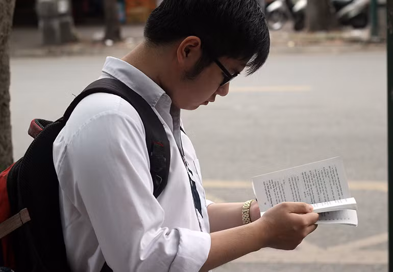 Nhiều thí sinh tranh thủ ôn lại bài ngay trước cổng trường THPT Việt Đức trước khi bước vào phòng thi.