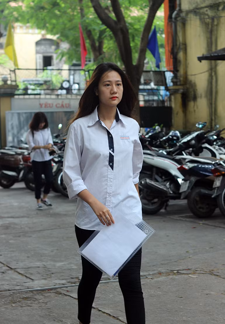 Nữ sinh tự tin bước vào điểm thi.