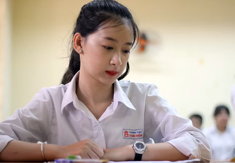 Sau khi hoàn thành tất cả các thủ tục, điền đầy đủ các thông tin thí sinh bắt đầu làm bài môn thi Ngữ văn với thời gian 120 phút.