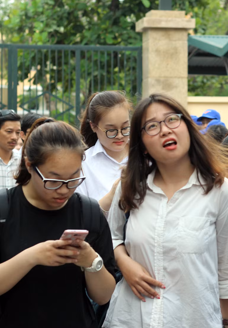 Nữ sinh bày tỏ sự tiếc nuối khi sau khi nghe bạn chia sẻ bài làm.