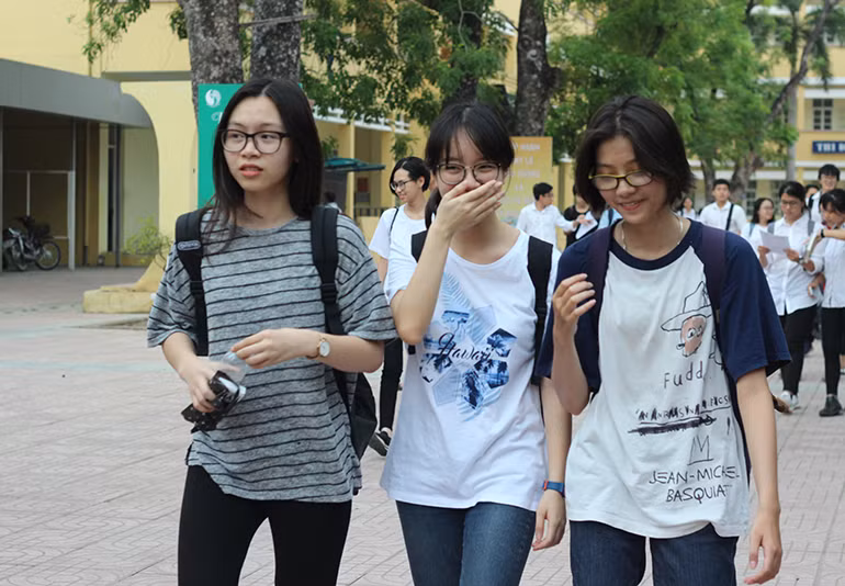 Nhiều em bước tự tin ra khỏi phòng thi nhưng cũng đồng tâm trạng không hài lòng với bài làm.