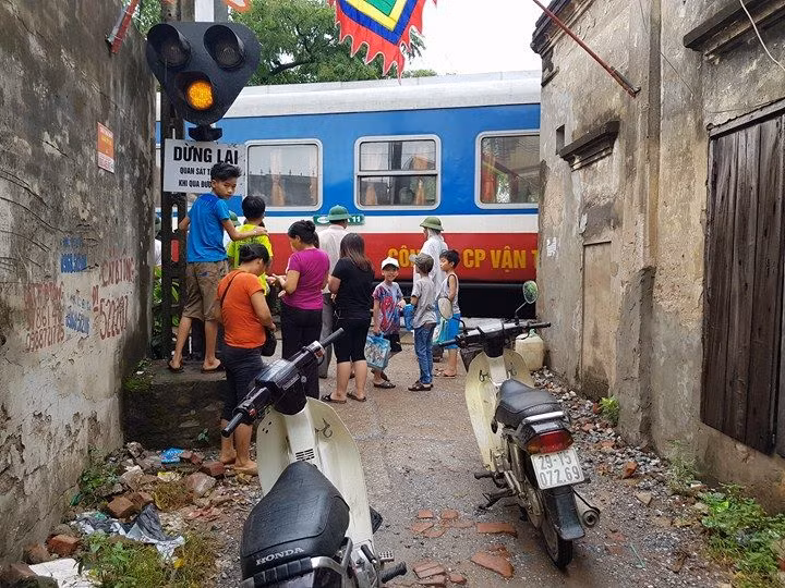 Vụ tai nạn việc khiến nhiều người dân xung quanh khu vực bàng hoàng.