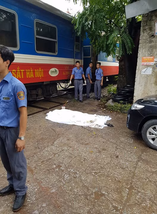 Ngay sau khi xảy ra vụ việc, đoàn tài đã dừng lại, các lực lượng chức năng cũng khẩn trương có mặt tại hiện trường để xử lý vụ việc.