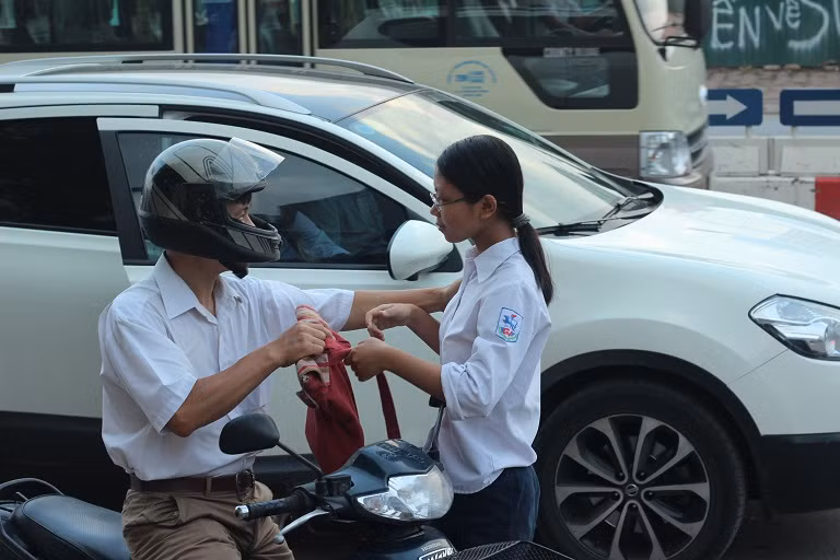Ông bố vỗ vai nhẹ nhàng để động viên con gái.