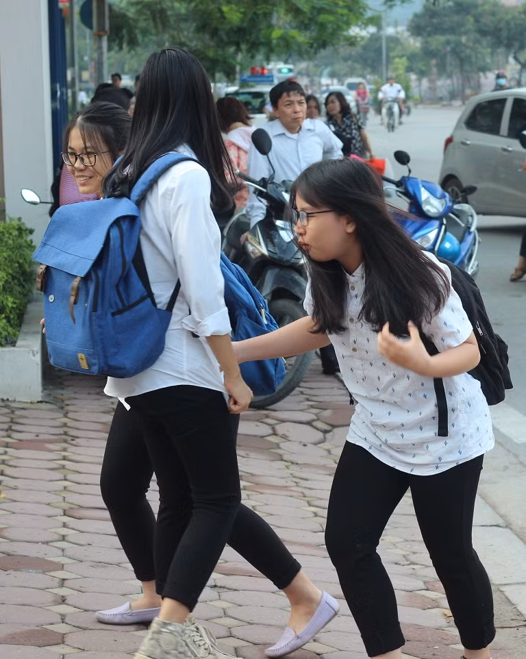 Một số thí sinh khác còn tranh thủ vui đùa một cách vui vẻ với bạn trước khi chính thức bước vào thời gian làm bài thi đầu tiên.