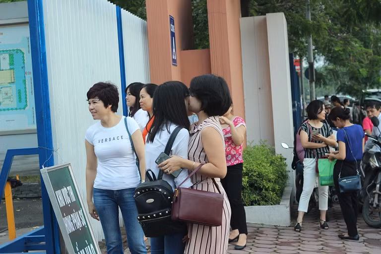 Một cái hôn nhẹ nhàng lên má của phụ huynh dành cho con gái, động viên tinh thần giúp thí sinh làm bài thêm tự tin.