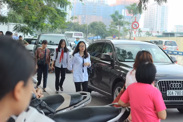 Sáng 9/6, hơn 76.000 học sinh đã tham dự kỳ thi tuyển sinh vào lớp 10 ở Hà Nội với môn thi Ngữ Văn (thời gian làm bài 120 phút). Ghi nhận của PV Kiến Thức tại trường THPT chuyên Hà Nội - Amsterdam, các thí sinh được phụ huynh đưa đến điểm thi từ rất sớm.
