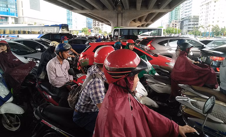 Tình trạng ùn tắc diễn ra từ khoảng gần 17h cho đến hơn 18h cùng ngày.