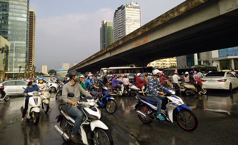 Do phải chờ đợi quá lâu thỉnh thoảng một số người tham gia giao thông tự dừng xe lại đứng ra phân luồng, mở đường cho các phương tiện khác di chuyển khỏi cảnh ùn tắc nhưng tình hình không được cải thiện.