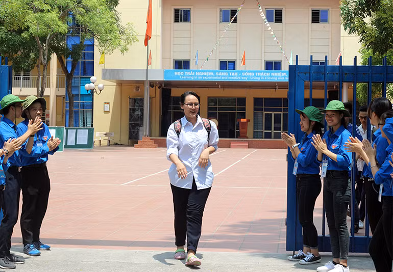 Thí sinh bước ra khỏi điểm thi đều nở nụ cười rất tươi và hầu hết đều cho biết, hoàn thành bài thi khá tốt.