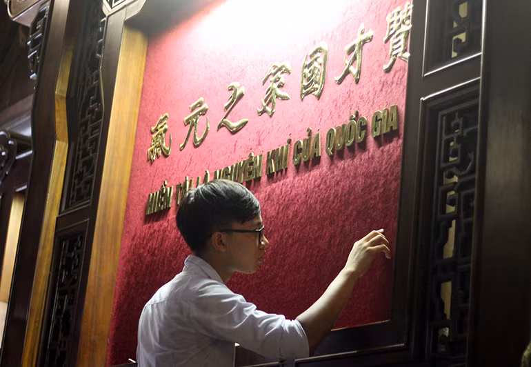 Nhiều người đến đây có tâm niệm rằng, viết tên mình và những điều mong muốn lên Bảng vàng sẽ gặp may mắn, đặc biệt là trong thi cử.