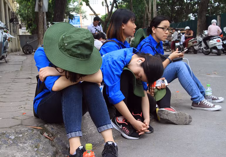 Có một số bạn do quá mệt mỏi nên tranh thủ ngủ gật ngay ở vỉa hè.