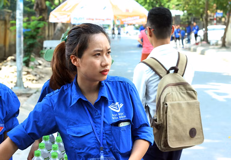 Theo chia sẻ của các nữ sinh viên tình nguyện, họ tham gia tiếp sức mùa thi với ước muốn động viên sĩ tử cùng người nhà để họ có thêm được tinh thần thoải mái, tự tin khi đến điểm thi.