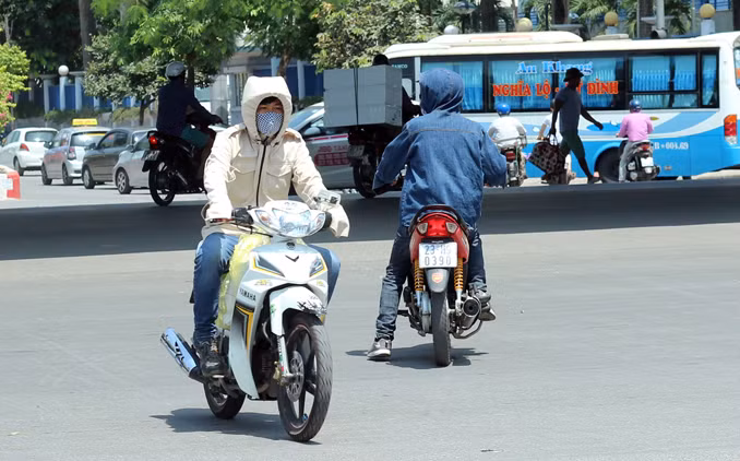 Những chiếc áo chống nắng phong cách được cánh đàn ông chọn mua để che cơ thể khi đi ngoài đường Hà Nội.