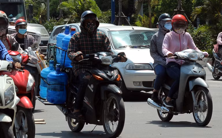 Theo Trung tâm dự báo khí tượng thủy văn Trung ương, ngày 5/6, Hà Nội tiếp tục có nắng nóng gay gắt với nhiệt độ cao nhất trên 40 độ C.