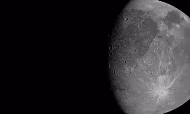 Còn đây là hình ảnh mặt trăng lớn nhất của sao Mộc, mặt trăng Ganymede, đồng thời cũng là mặt trăng lớn nhất Hệ mặt trời. Ganymede có kích thướng còn lớn hơn cả sao Kim và sao Thủy. Trên bề mặt của mặt trăng này cũng có các hố tạo nên do quá trình va chạm với các thiên thạch.