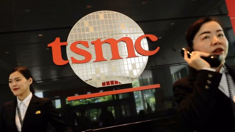 Trong một thông cáo phát đi hôm qua của TSMC, công ty này cho biết, họ là một công ty tuân thủ pháp luật, hoạt động theo đúng luật pháp và quy định: "Nếu chúng tôi có bất kỳ lý do nào để tin rằng có vấn đề tiềm ẩn, chúng tôi sẽ hành động nhanh chóng để đảm bảo tuân thủ, bao gồm tiến hành điều tra và chủ động liên lạc với các bên liên quan bao gồm khách hàng và cơ quan quản lý khi cần thiết". Ảnh: AP