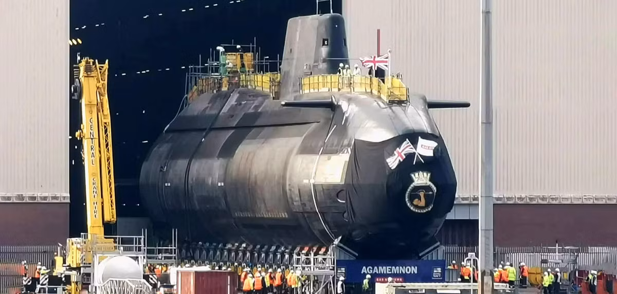 HMS Agamemnon rời khỏi xưởng đóng tàu Devonshire Dock Hall, đánh dấu việc hoàn thành chế tạo sang giai đoạn thử nghiệm vận hành. Khi đó, lò phản ứng của tàu sẽ hoạt động ở chế độ tới hạn lần đầu tiên. Ảnh: Navylookout.
