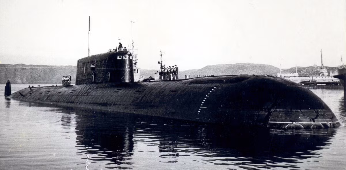Năm 1984, dưới sự chỉ huy của thuyền trưởng Yuri Zelenskiy, tàu đã lặn sâu 1.020 mét (3.350 ft.) ở Biển Na Uy, lần lặn sâu nhất từ trước đến nay của một tàu ngầm quân sự có vũ trang.