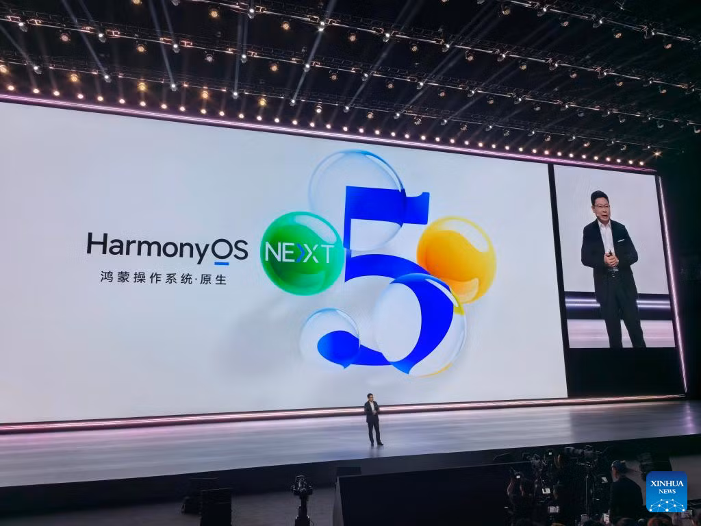 Huawei vừa ra mắt hệ điều hành mới nhất của mình, HarmonyOS NEXT. Đây là một bước nhảy vọt so với HarmonyOS gốc, được phát hành vào năm 2019. Các phiên bản trước đây của HarmonyOS đều dựa trên Android; tuy nhiên, điều này đã thay đổi với HarmonyOS NEXT, được phát triển độc lập khỏi Android Open Source Project (AOSP). Ảnh: Techweez