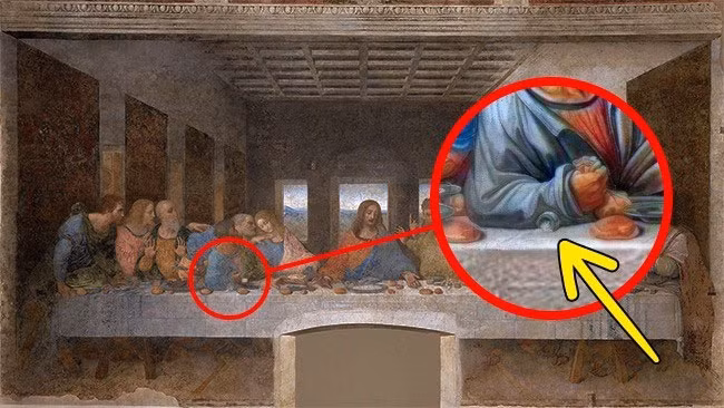 Trong bữa ăn cuối cùng với Jesus, phản đồ Judas đã làm đổ muối. Chính vì thế người tôn giáo quan niệm, nếu bạn cũng làm như hắn thì sự xui rủi sẽ tự động theo đuổi bạn. Thời xa xưa, muối được xem là biểu tượng thiêng liêng và thường có giá rất đắt. Bên cạnh đó, nếu rải chúng lên cánh đồng thì sẽ khiến đất đai trở nên cằn cỗi, gây hại cho nông nghiệp. Ảnh: Holly Pop