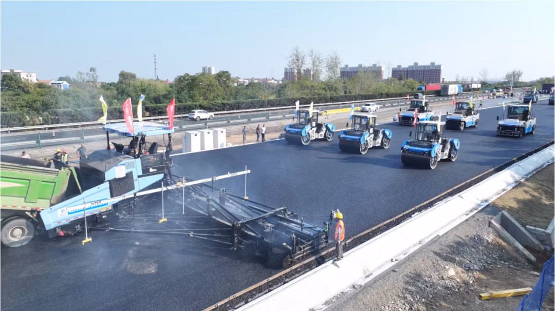 Trung Quốc vừa thực hiện một bước đi thú vị trong thế giới xây dựng khi thảm nhựa một tuyến đường cao tốc dài 158 km nối giữa Bắc Kinh với Thượng Hải chỉ bằng và robot và các phương tiện không người lái. Ảnh: Sany Group