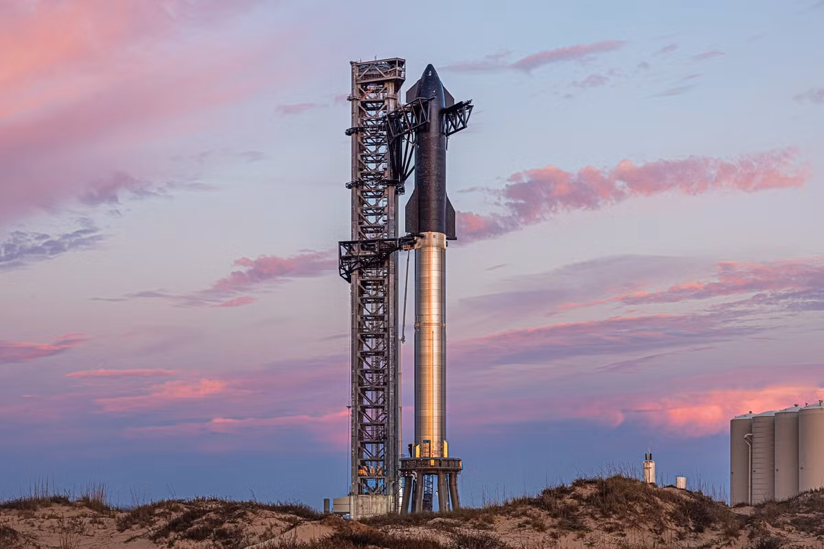 Đây là lần đầu tiên trong lịch sử ngành hàng không vũ trụ, SpaceX đã "bắt lại" thành công tên lửa đẩy Super Heavy - tầng đầu tiên của tổ hợp Starship - khi thành công đưa tầng này quay trở lại bệ phóng trong buổi phóng thử nghiệm diễn ra cùng ngày.